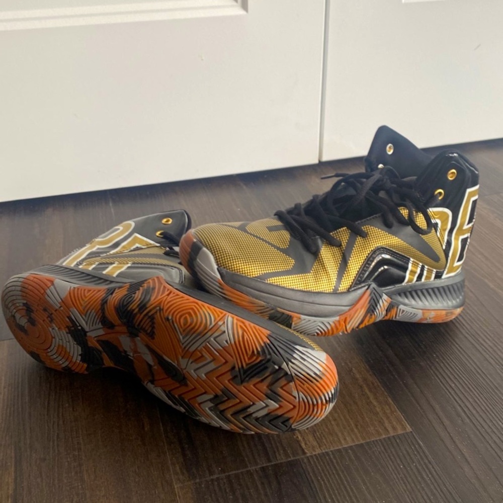 Ashion Brand, Size 10 1/2, Black and Gold